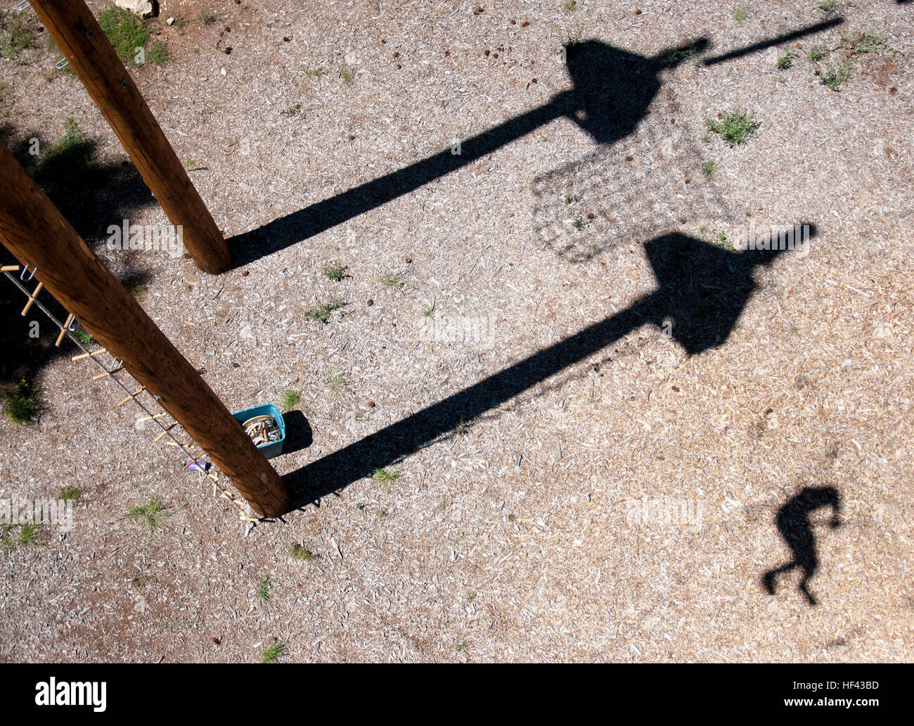 FLAGSTAFF, Arizona (août 15, 2016) - l'ombre d'une université de l'Arizona l'aspirant candidat de la formation des officiers de réserve de la marine de l'unité Corps jette une ombre flottante de 50 pieds ci-dessous comme il utilise des cordes pour traverser deux plates-formes haute 15 août 2016, à l'université Northern Arizona's Challenge Course de Flagstaff, Arizona, dans le cadre de la nouvelle formation d'orientation des élèves. La semaine de formation de l'ONS a eu lieu du 12 au 19 août, avec la moitié de la région de Flagstaff combiné aux côtés des candidats de première année de l'Université du Nouveau-Mexique et Arizona State University NROTC, unités et la seconde moitié à l'U Banque D'Images