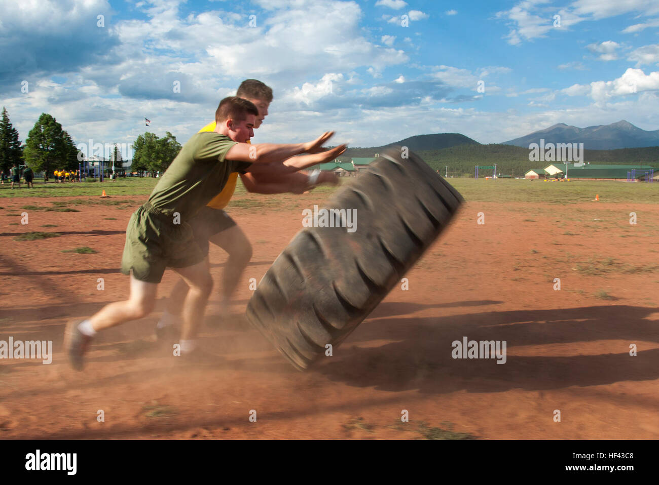 NAVAJO CAMP, Arizona (Aug. 15, 2016) - L'aspirant candidat Scott Martin de l'Université de l'Arizona Naval Reserve Officer Training Corps et un autre candidat prendre leur tour retournant un pneu autour d'un losange de baseball de gagner des points à la station de gonflage de l'articulation de nouveaux concours d'orientation des élèves le 15 août 2016, au Camp, Navajo en Arizona. Les candidats ont été répartis en six équipes et une rotation de six stations pour gagner des points. L'Université de l'Arizona NRTOC la semaine de l'unité de formation de l'ONS a eu lieu du 12 au 19 août, avec la moitié de la région de Flagstaff combiné aux côtés des candidats de première année Banque D'Images