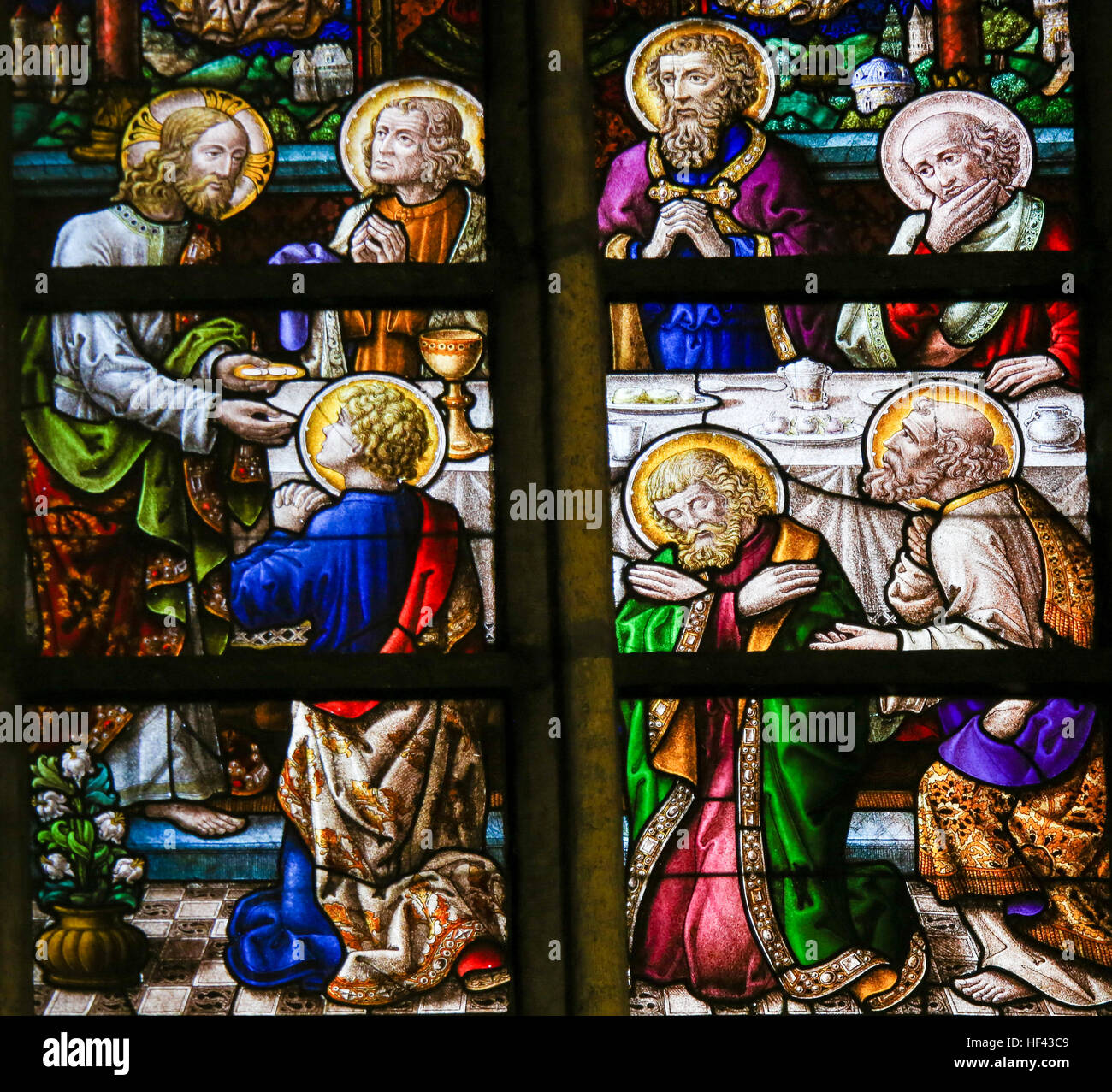 Vitrail représentant la dernière Cène le Jeudi Saint, dans la Cathédrale de Saint-bavon à Gand, Flandre orientale, Belgique. Banque D'Images