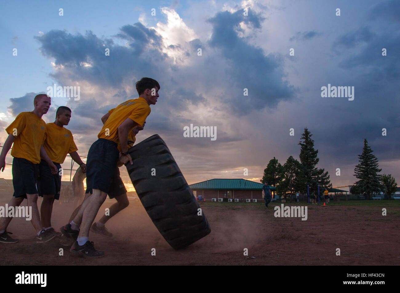 NAVAJO CAMP, Arizona (Aug. 15, 2016) - Une équipe de l'aspirant de candidats retourner un pneu autour d'un losange de baseball à gagner des points pour leur équipe à la station de gonflage de l'articulation de nouveaux concours d'orientation des élèves le 15 août 2016, au Camp, Navajo en Arizona. Les candidats ont été répartis en six équipes et une rotation de six stations pour gagner des points. L'Université de l'Arizona NRTOC la semaine de l'unité de formation de l'ONS a eu lieu du 12 au 19 août, avec la moitié de la région de Flagstaff combiné aux côtés des candidats de première année de l'Université du Nouveau-Mexique et Arizona State University NROTC, unités et la seconde moitié à l'UNIV Banque D'Images