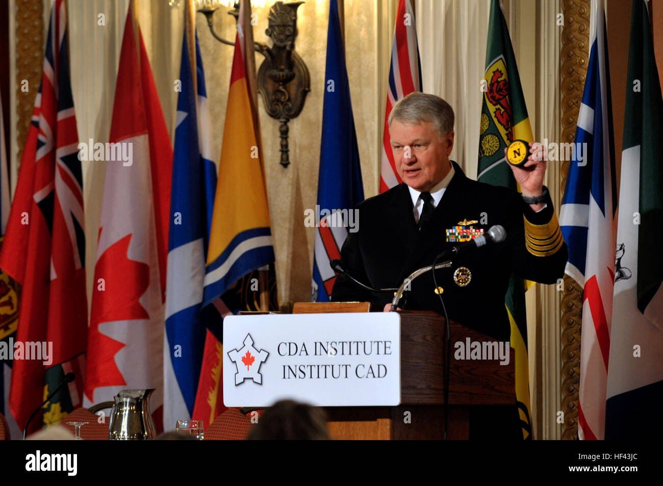 Chief of Naval Operations Adm. Gary Roughead académie navale des États-Unis présente une rondelle de hockey de Vice-amiral. Dean McFadden, Chef d'état-major des Forces maritimes de la Marine canadienne, au cours de l'Institut de la Conférence des associations de défense 26e séminaire annuel à Ottawa, Canada. Chef des opérations navales parle à la conférence DVIDS256555 Banque D'Images