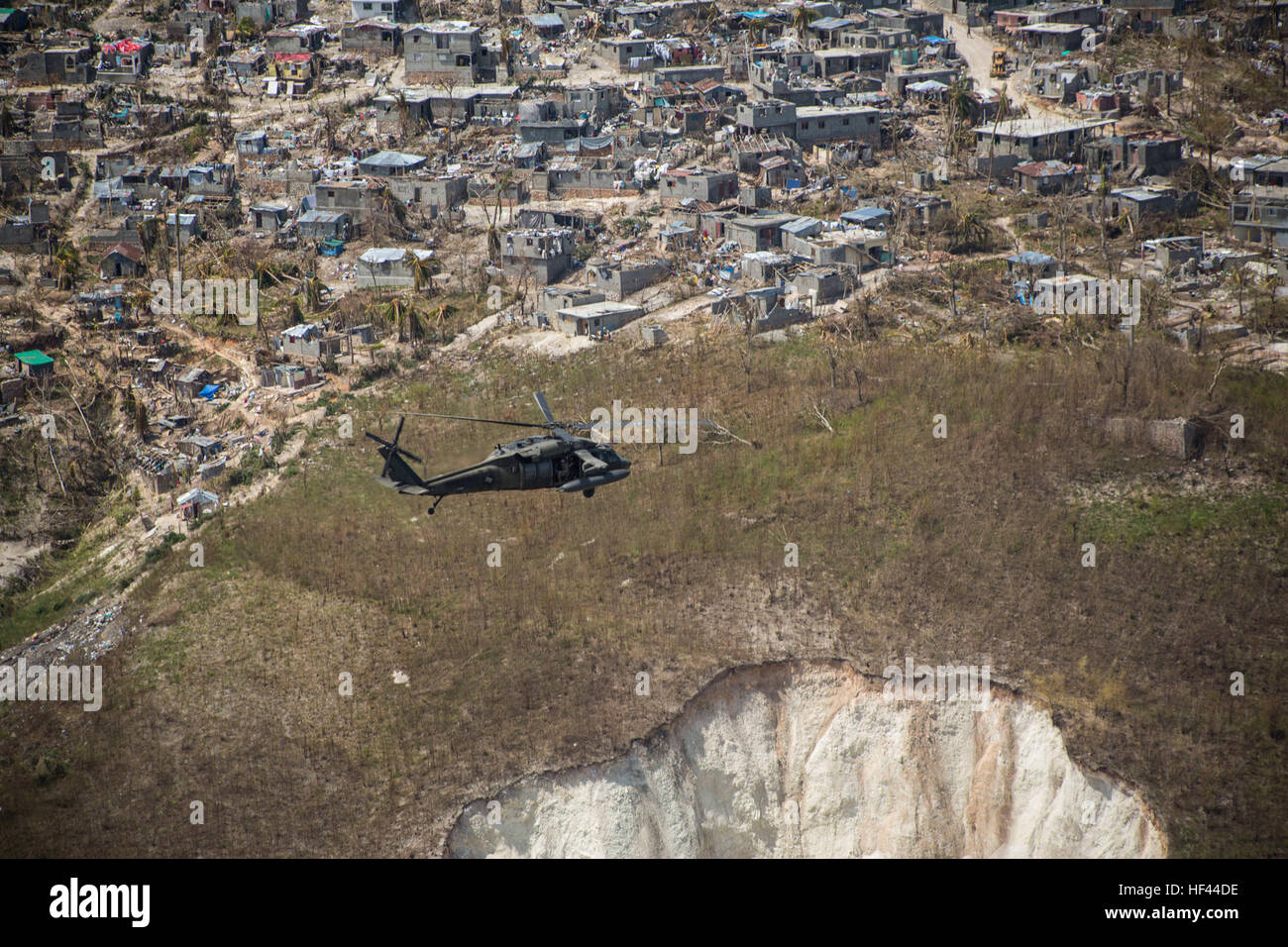 L'ARMÉE AMÉRICAINE UN UH-60 Black Hawk avec Joint Task Force-Bravo 1er bataillon du 228e Régiment, l'Aviation, déployés à l'appui de la Force opérationnelle interarmées de Matthieu, se dirige vers un point de distribution d'alimentation à Jérémie, Haïti, 10 octobre 2016. La foi Matthieu, un U.S. Southern Command-dirigé, l'équipe est composée de marines avec des Groupe de travail air-sol marin - Southern Command et des soldats de la FOI-Bravo, et est déployée à Port-au-Prince, à la demande du Gouvernement d'Haïti pour une mission de fournir l'aide humanitaire et des secours après le passage de l'Ouragan Matthew. (U.S. Mar Banque D'Images