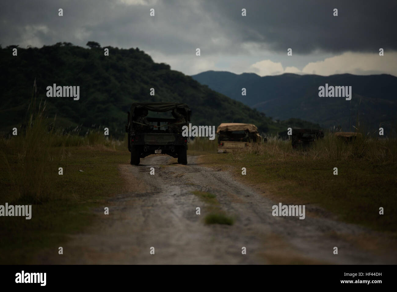 L'équipe de marines avec l'atterrissage du bataillon, 2e Bataillon, 4e Régiment de Marines, 31e Marine Expeditionary Unit, III Marine Expeditionary Force, et Philippine Marines ride dans un convoi avant de commencer un bras combiné-exercice de tir réel au colonel Ernesto Ravina Air Base, Philippines, dans le cadre de l'exercice de débarquement amphibies des Philippines (33 PHIBLEX), 10 octobre 2016. PHIBLEX est chaque année un U.S-armée philippine exercice bilatéral qui combine les capacités amphibies et de tir réel avec assistance civique humanitaire visant à renforcer l'interopérabilité et les relations de travail. (U.S. Marine Corps ph Banque D'Images