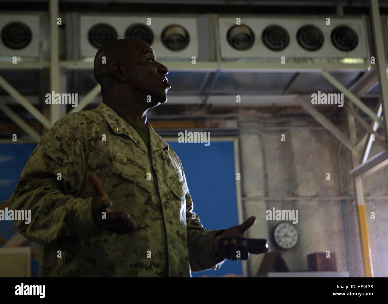 Le lieutenant de la Marine américaine du RDC. Arthur L. Wiggins, aumônier, 4e Régiment de Marines, est l'invocation, sur Camp Wilson, Twentynine Palms, Californie, 13 octobre 2016. 4e Régiment de Marines Marine a accueilli la cérémonie d'un gâteau pour célébrer le 241e anniversaire de la Marine au cours de l'exercice 1-17 Formation intégrée. (U.S. Marine Corps photo par Lance Cpl. Sarah N. Petrock, Caméra de combat 2D MARDIV) Marine 241e anniversaire gâteau symbolique 161013-M-IK146-1009 Banque D'Images