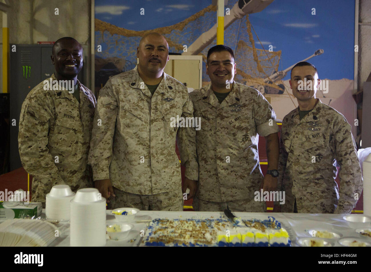 Les marins de la marine américaine de célébrer le 241e anniversaire de la Marine sur Camp Wilson, Twentynine Palms, Californie, 13 octobre 2016. 4e Régiment de Marines a accueilli la Marine gâteau symbolique au cours de l'exercice 1-17 Formation intégrée. (U.S. Marine Corps photo par Lance Cpl. Sarah N. Petrock, Caméra de combat 2D MARDIV) Marine 241e anniversaire gâteau symbolique 161013-M-IK146-1040 Banque D'Images