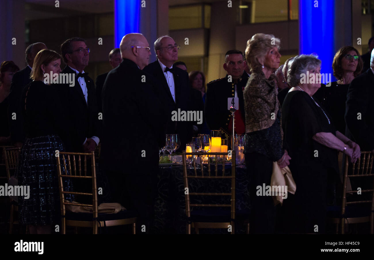 Le Secrétaire de la Défense Ash Carter stands lors d'un gala tenu par la National Defense University Foundation, Washington, D.C., Octobre 27, 2016. (DoD photo par le Sgt armée. L'Amber I. Smith) 161027-D-SV709-145 (30610999665) Banque D'Images