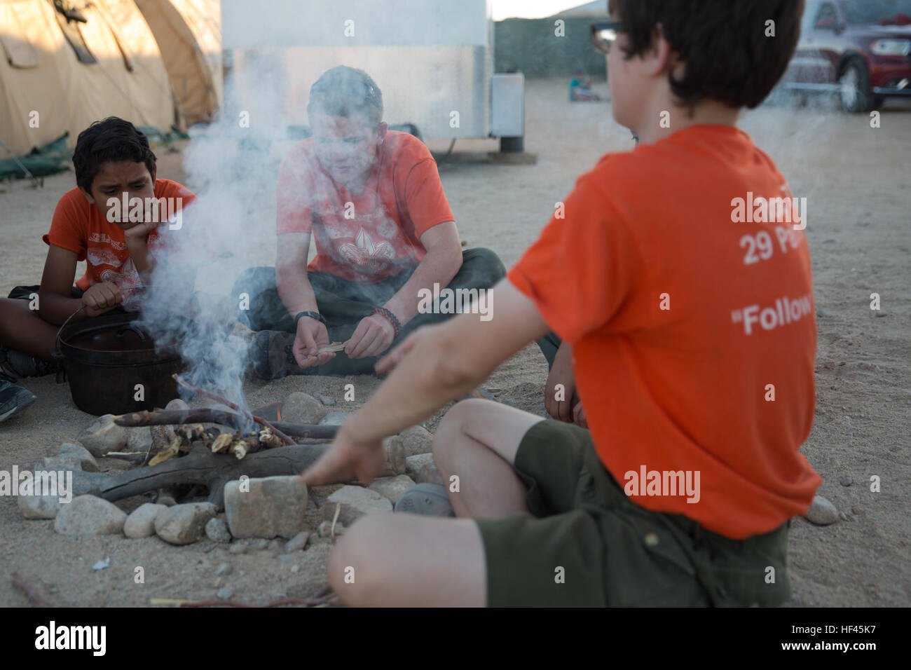 Les Scouts de la Troupe 78 apprendre à créer un incendie au Camp Wilson à bord du Marine Corps Air Ground Combat Center, Twentynine Palms, Californie, le 5 novembre 2016, au cours de la Boy Scout Camp Out pour les Boy Scouts of America troupes. Marine Corps officiel (photo par le Cpl. Ayala-Lo Medina/libérés) Centre de Combat se félicite de Boy Scouts of America 161105-M-RO214-805 Banque D'Images