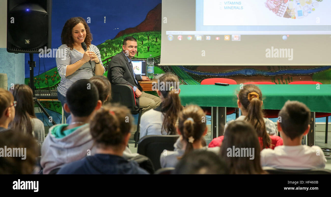 Le lieutenant Angela Odom, une infirmière de soins en route avec des air-sol marin crise Response-Africa Task Force, enseigne à une classe de la nutrition à l'italien les élèves du primaire lors d'un événement de relations communautaires à San Giovanni Bosco École primaire de Giarre, Italie, le 15 novembre 2016. Les Marines et les marins d'SPMAGTF-CR-AF a passé du temps avec les enfants des classes d'enseignement sur la nutrition, l'exercice et prendre de nombreuses photos de groupe à la promotion d'une relation positive entre les États-Unis et l'Italie. (U.S. Marine Corps photo de 1er lieutenant Eric Abrams/libérés) Marines et marins faire la connexion avec Ita Banque D'Images