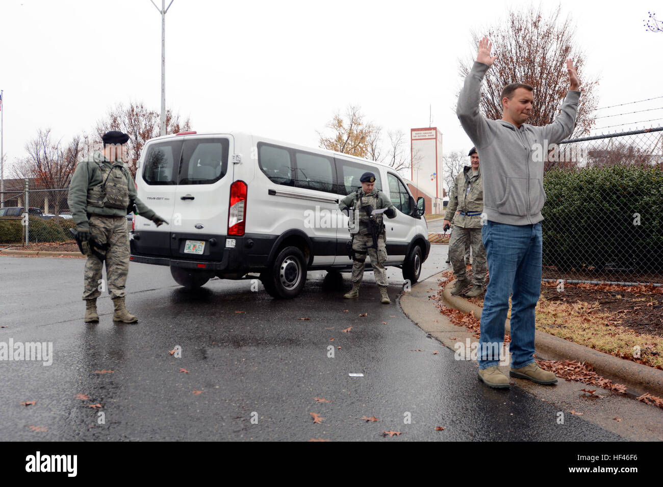 U.S. Air Force d'un membre de la 1re classe Dustin Shepard (à gauche) et l'Aviateur Senior Christopher Wise (droite), 145e Escadron des Forces de sécurité, appréhender un suspect qui avait l'intention d'abandonner un véhicule lors d'un exercice qui a eu lieu au North Carolina Air National Guard (NCANG) de base, l'aéroport international de Charlotte Douglas, le 4 décembre 2016. Le but de l'exercice est de tester la capacité de l'NCANG d'effectuer des mesures de sécurité, répondre à un agent biologique, et fournir des soins médicaux d'urgence dans un scénario réel. (U.S. Photo de la Garde nationale aérienne par le sergent. Laura J. Montgomery) EXERCICE EXERCICE EXERCICE 161204-Z Banque D'Images