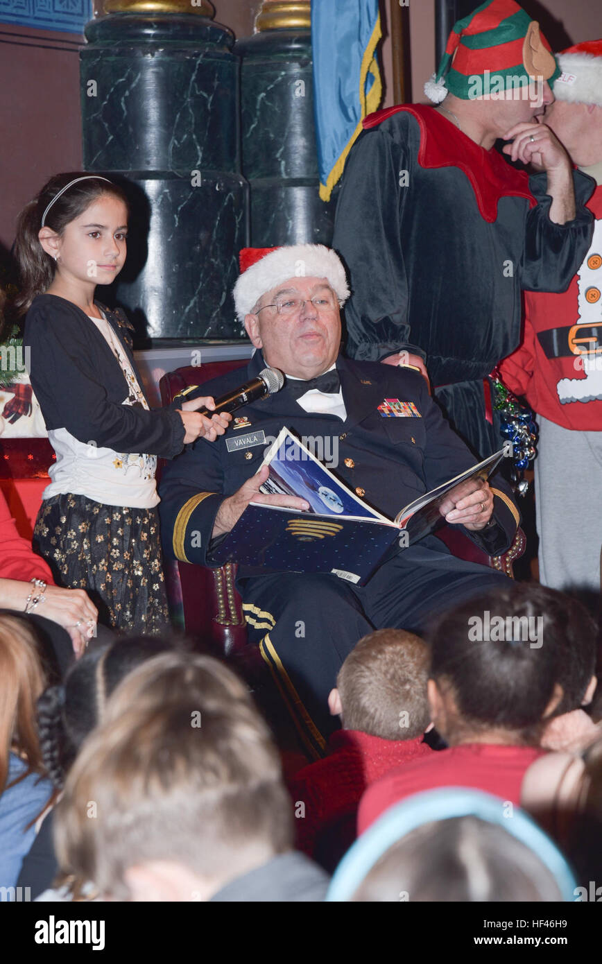 12/7/16 - Le Général de l'armée américaine Frank Vavala, adjudant général de la Garde nationale de Delaware, Mme Vavala rejoint sur scène par leurs petites-filles qu'ils ont lu Alfie, l'arbre de Noël pour les enfants au cours de l'appartement de concert par le 287e Army Band au Grand Opera House à Wilmington, Delaware, le 7 décembre 2016. (U.S. Photo de la Garde nationale par le sergent. James/Pernol) Parution de concert 120716 garde-Z-GL773-0075 Banque D'Images