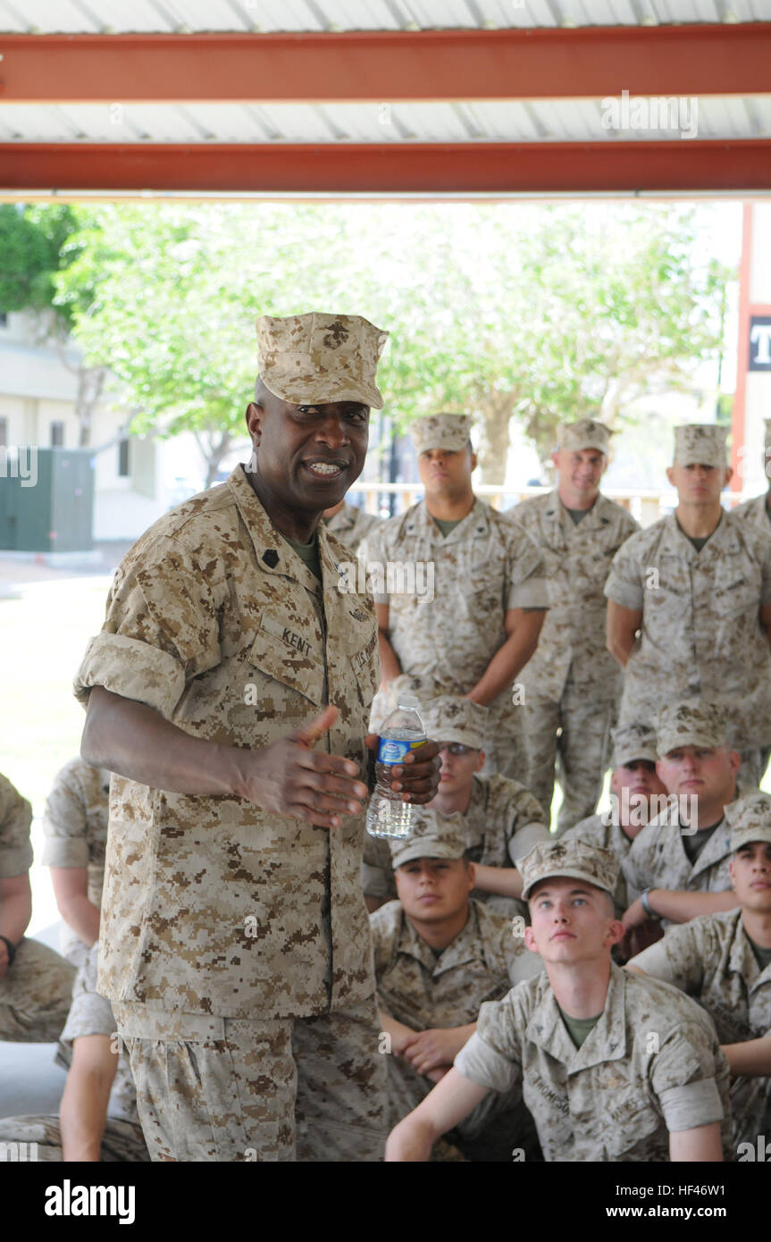 Le Sgt. Le major de la Marine Corps Carlton Kent parle de Marines à la Marine Corps Air Station Yuma (Arizona), au 26 mars 2010. Kent et le Commandant de la Marine Corps, le général James Conway, a visité la station d'air pour deux jours dans le cadre de leur tournée sur la côte ouest. Au cours de son premier jour ici, Kent a répondu aux questions des Marines et porté sur des sujets allant de la vie de la caserne et des Marines en Afghanistan. Kent a veillé à son avis des Marines a été connue. "Le commandant et moi-même sommes extrêmement fiers de ce que vous les guerriers sont en train de faire," dit Kent. (Photo par Lance Cpl. Sean Dennison) USMC-13951 Banque D'Images