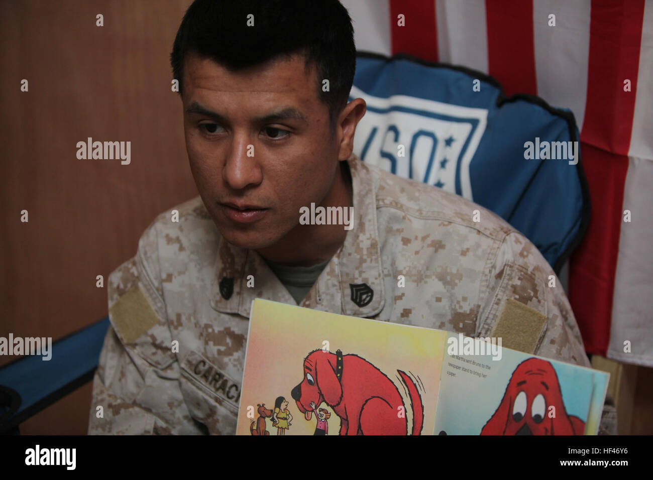 Le s.. Juan Carachure, commis à l'administration d'entreprise de logistique de combat avec 252, Marine Expeditionary Brigade-Afghanistan, 30 ans, de Fresno, Californie, se lit à haute voix devant une caméra vidéo afin qu'il puisse l'envoyer à sa fille de 5 ans retour à l'accueil pendant une session de l'Organisation par programme de lecture sur Camp Sapadalure, Afghanistan, le 31 mars. L'Organisation à travers la lecture programme aide les membres de rester connectés avec leurs proches qui les appuient au à la maison en permettant aux troupes d'enregistrer et lire à haute voix des livres à leurs enfants, et ensuite par la poste comme les enregistrements DVD's à leur fam Banque D'Images