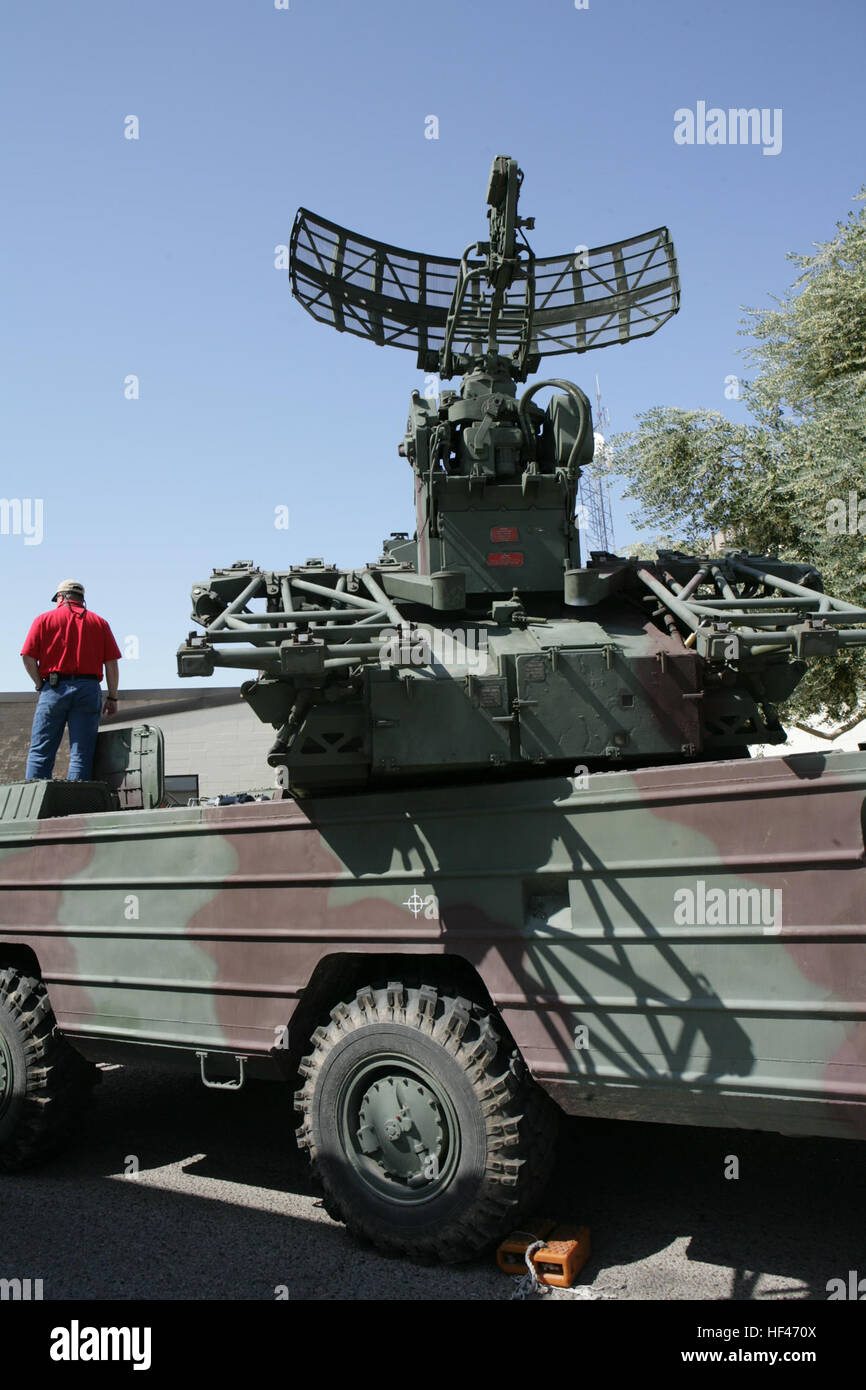 Un ex-soviétique SA-8 Gecko mobile système de missiles sol-air se trouve stationné au Marine Corps Air Station Yuma (Arizona), 3 avril 2010. Naval Surface Warfare Center, Corona Direction employés portés à montrer de l'équipement des Marines des États-Unis et d'autres membres du Service armes et tactiques Instructor 2-10, hébergé par Marine Aviation Escadron 1 armes et tactiques. (U.S. Marine Corps photo par le Sgt. Benjamin R. Reynolds/libéré) ex-soviétique SA-8 Gecko Banque D'Images