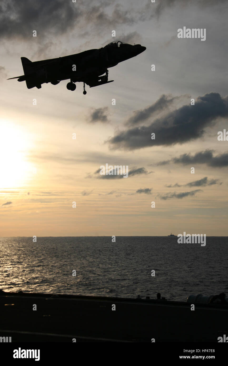 Le lieutenant-colonel Terrence J. Dunne terres l'AV-8B Harrier sur le HMS Ark Royal, le 21 mai. Plus de 150 marins et Marines avec MAG-14 étaient à bord de l'Ark Royal pour mener Capella grève, une formation de deux semaines l'évolution des homologues Britanniques. Les marines, les marins britanniques concluent Capella grève DVIDS288657 Banque D'Images