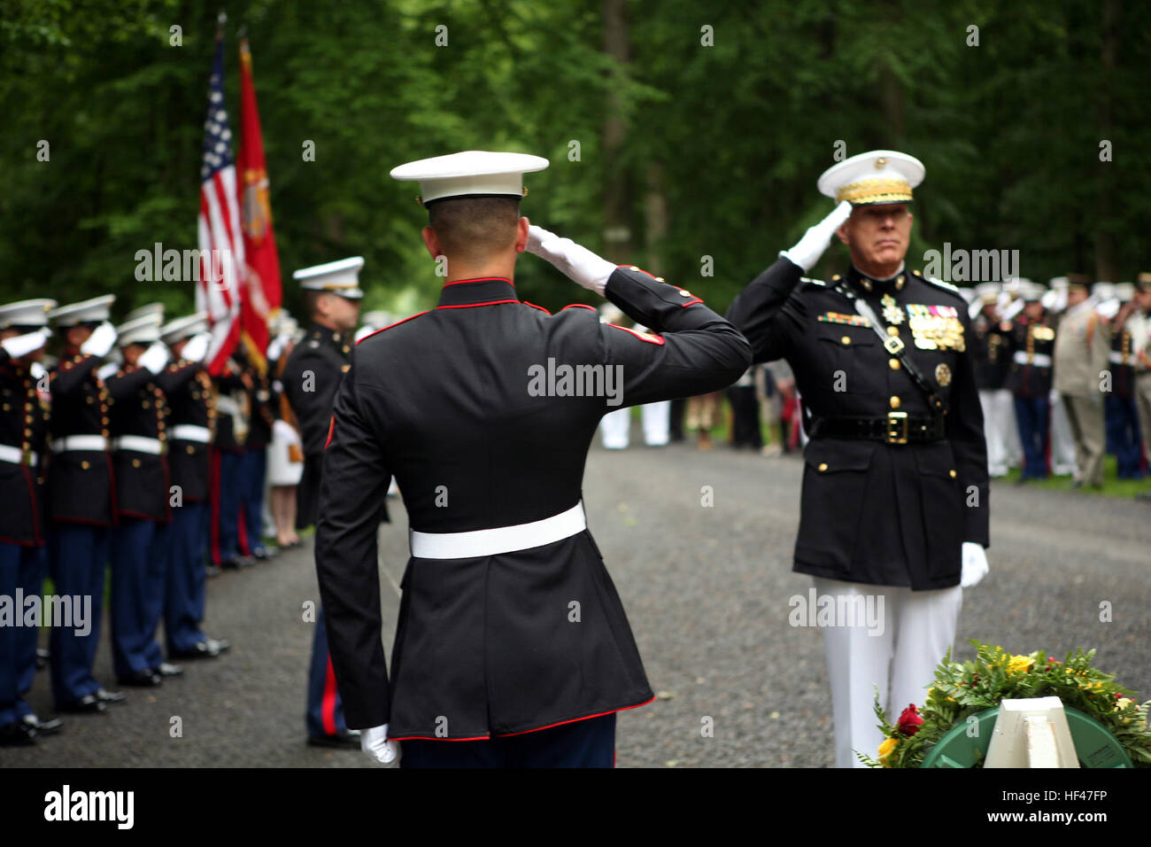 Commandant de la Marine Corps Général James T. Conway et des Marines de  l'équipe de sécurité de la flotte de l'Antiterrorisme Rota, Espagne salut  en Iron Mike memorial, au coeur du bois