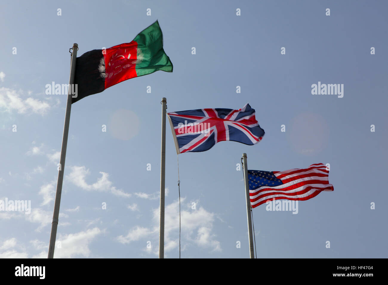 L'Union européenne pavillon du Royaume-Uni des vagues dans l'Afghanistan l'Afghanistan et brise entre les drapeaux des États-Unis après le 1er juin 3rd Marine Aircraft Wing (avant) soulevée dans une cérémonie des couleurs du matin pour signifier la Joint Aviation britannique du groupe union avec 3e MAW (FWD). Ce réalignement est en préparation pour la restructuration de la Marine Expeditionary Force (avant) qu'il devient le Commandement régional (Sud-ouest) la prise en charge de toutes les forces dans le Helmand et Nimrouz provinces. Les États-Unis et le Royaume-Uni ont fonctionné ensemble dans la région depuis des années, mais cela marque une étape importante, comme le Banque D'Images