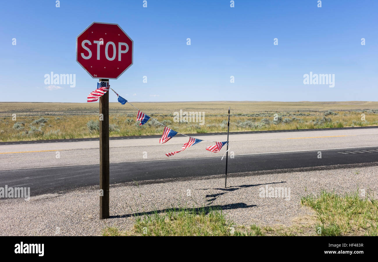 Vue sur des prairies sans fin 25 long Inserstate à la fin de l'été avec panneau d'arrêt et drapeau américain entre Douglas et Cheyenne. Banque D'Images