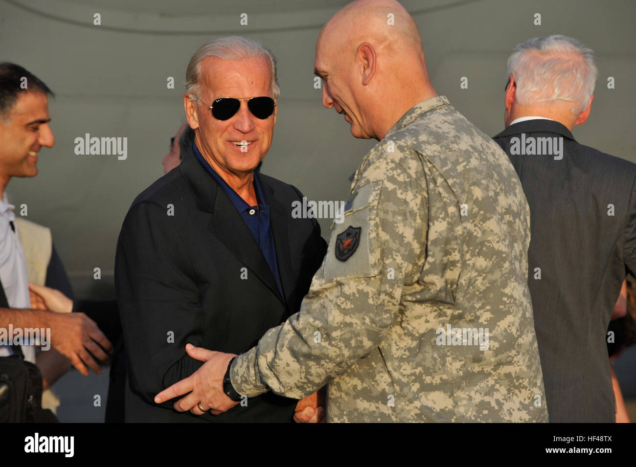 Le général Raymond Odierno, United States Forces - Iraq Commandant, accueille le Vice-président Joe Biden, après son arrivée à la base aérienne de Sather, Iraq Aug 30, 2010. Vice-président Biden et prendre part à l'USF-I général commandant la cérémonie de passation de commandement entre le général Raymond Odierno et le lieutenant-général Lloyd Austin, le 1 septembre 2010. Cela marque également la date de l'Opération Liberté pour l'Irak se termine, et l'opération New Dawn commence, où les forces US mission va déplacer les opérations de combat à la stabilité des opérations. (U.S. Photo de l'Armée de l'air par la Haute Airman Perry Aston) (Publié) Flickr - DVIDSHUB - Vice-Presiden Banque D'Images