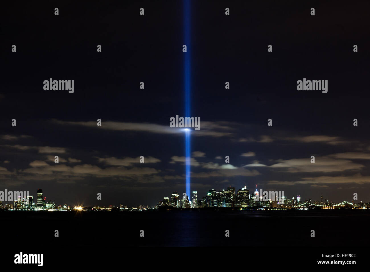 Deux faisceaux de lumière illuminent l'ancien site du World Trade Center à New York à l'occasion de l'anniversaire du 11 septembre, commémorant les victimes des attaques et honorant les militaires tombés au combat. Banque D'Images