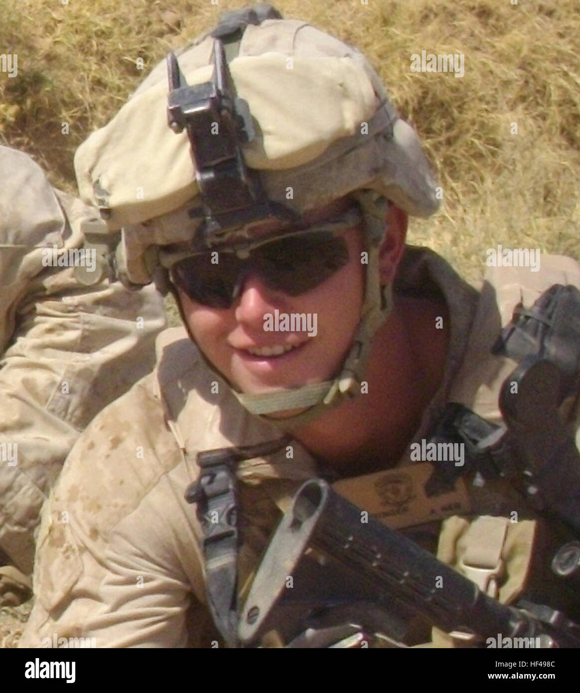 Afghanistan - CAMP DWYER, le sergent des Marines des États-Unis. Frank Zaehringer, un chef d'escouade et originaire de Reno, Nevada, a été tué dans l'action dans le district de Marjah, le 11 octobre 2010, tout en servant d'armes Company, 2e Bataillon, 9e Régiment de Marines. Le peloton du Zaehringer initialement signé et a tiré une illumination memorial le jour ronde Zaehringer est tombé. Les armes Co. Marines recherché la coquille pour le reste de leur déploiement, mais n'avait aucune chance de trouver jusqu'à l'est retourné à Marjah en décembre 2011. Une unité de désamorçage des explosifs avec le bataillon récupéré la coquille en février 2012, un Banque D'Images