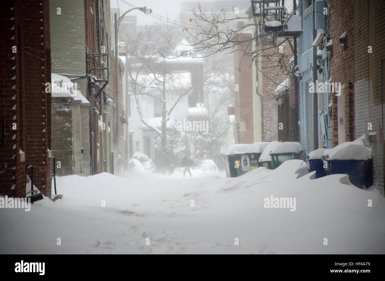 Des rafales de vent de souffler les nuages de neige dans une ruelle à Washington DC. Banque D'Images