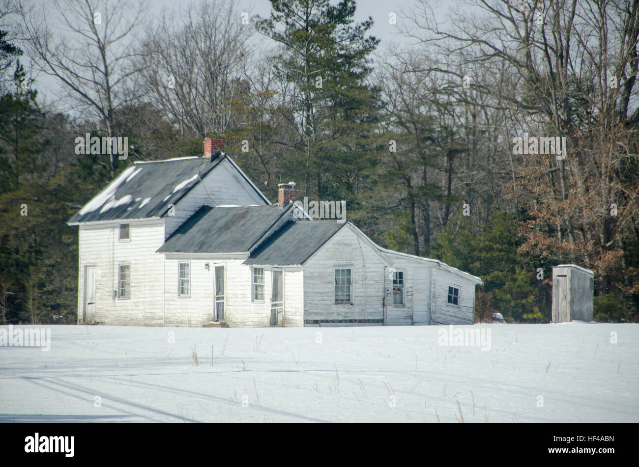 Un petit télescope "maison" avec beaucoup de petits ajouts, et un cabanon à l'arrière. Saint Mary's Comté (Maryland). Banque D'Images