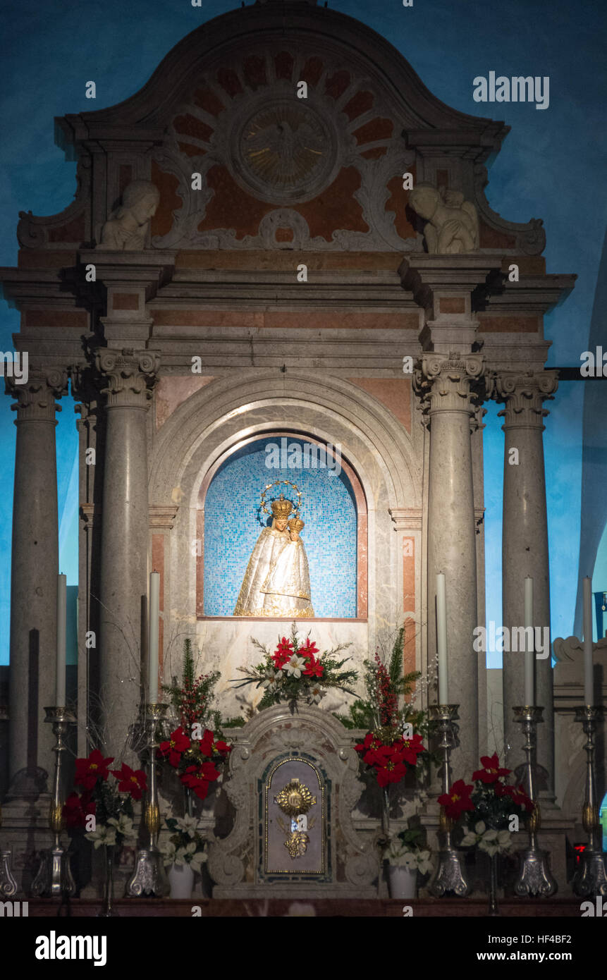 La statue de la Sainte Vierge Marie avec l'enfant Jésus dans l'église de Lussari Banque D'Images