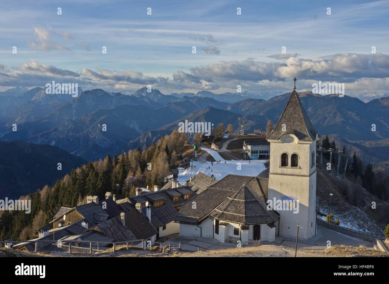 Le village alpin sur le mont Lussari du haut de la montagne Banque D'Images