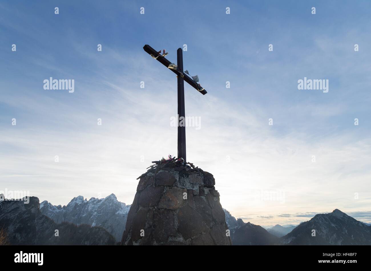 La croix sur le sommet du mont Lussari (Italie) Banque D'Images