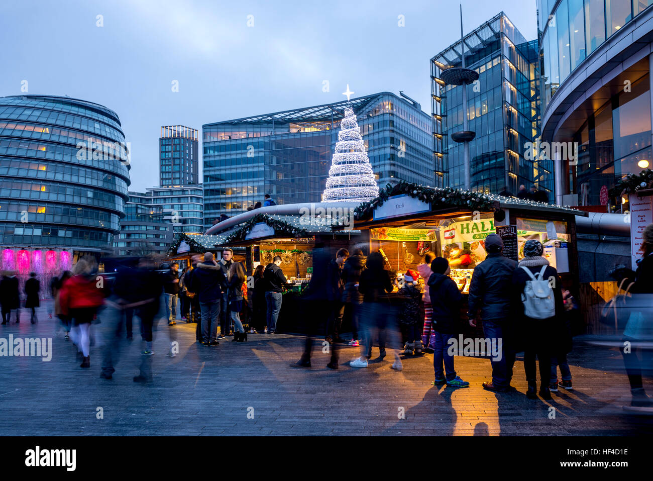 Avis de marché de Noël à l'Hôtel de ville de Londres le long de la rivière Thames. Banque D'Images