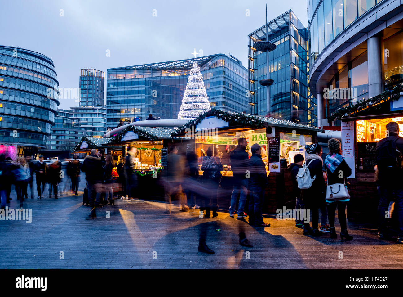 Avis de marché de Noël à l'Hôtel de ville de Londres le long de la rivière Thames. Banque D'Images