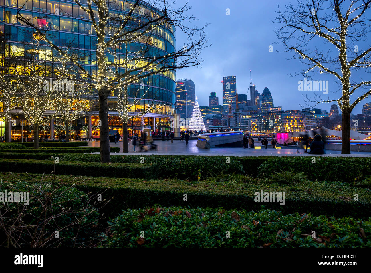 Vue de Londres des bâtiments de la ville de l'Hôtel de ville le soir de Noël un jour Banque D'Images