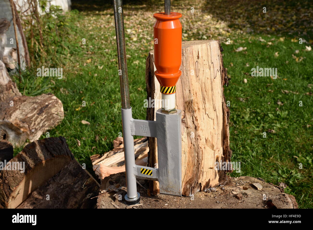 Smart Splitter pour fendre du bois de façon sécuritaire et efficace pour le chauffage d'une maison. Banque D'Images