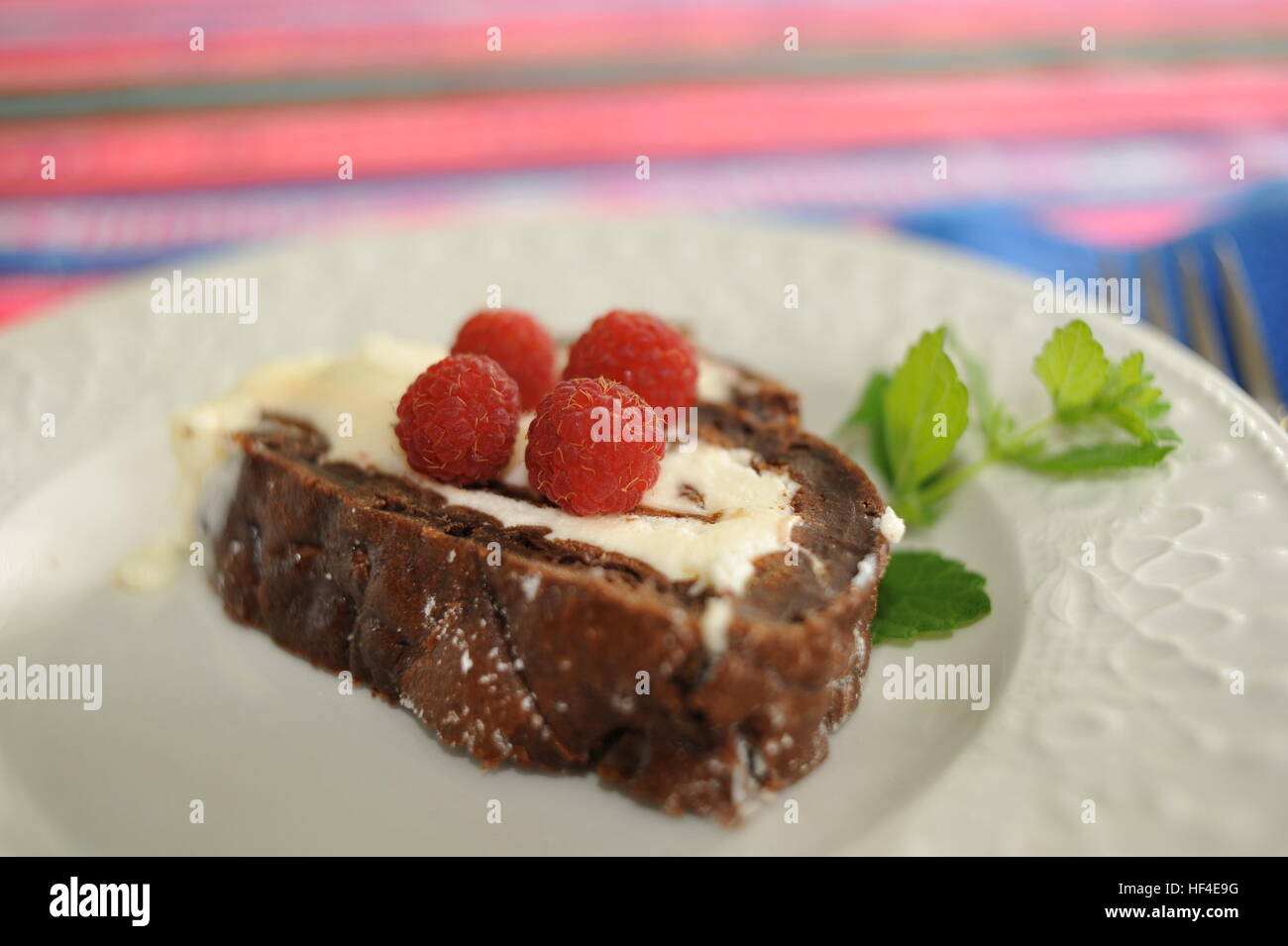 Courgettes dessert au chocolat avec des framboises sur le dessus, est servi dans un auberge rurale Serendipity Bed & Breakfast in Browntown, Wisconsin, USA. Banque D'Images