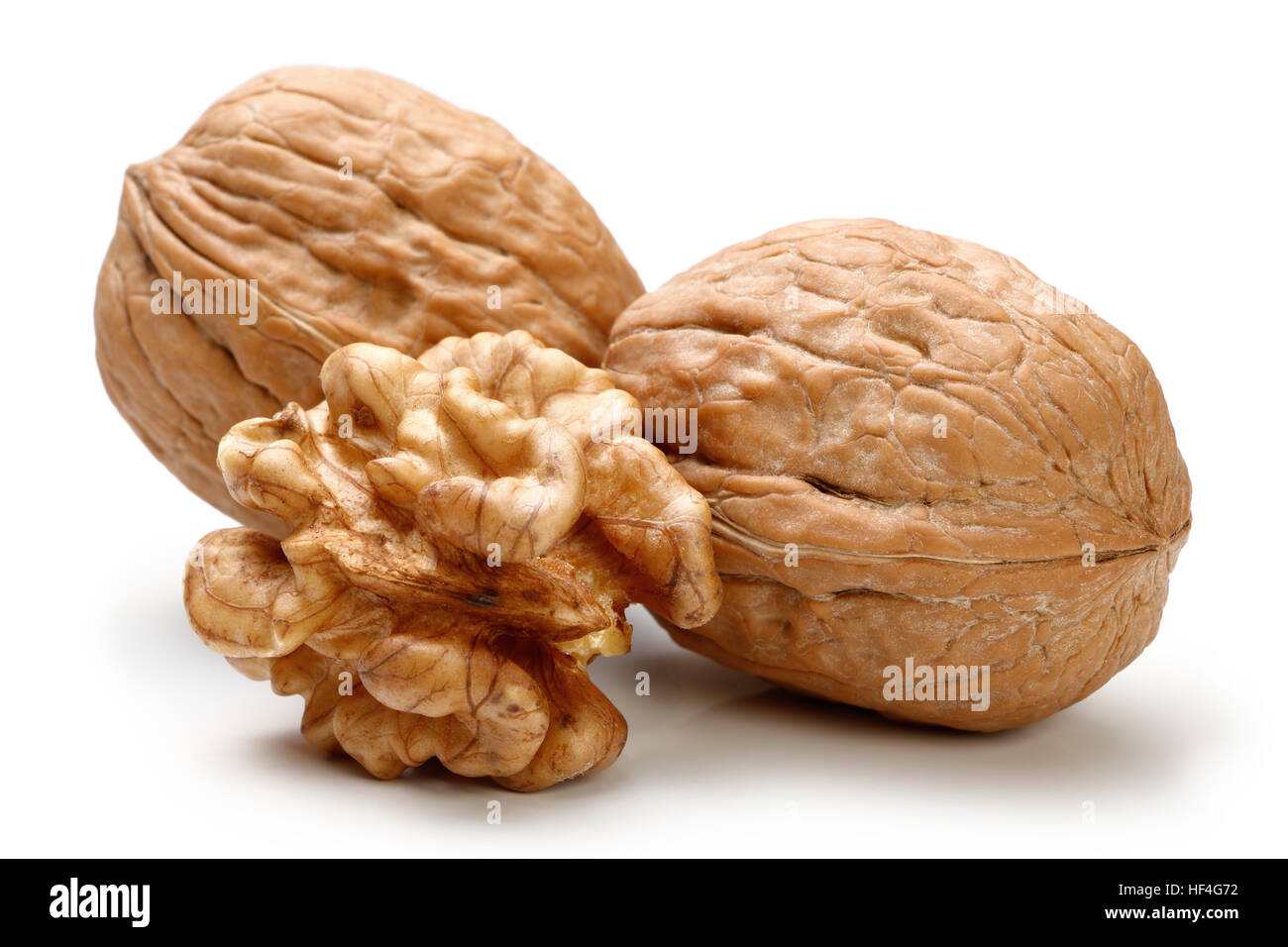 Noix décortiquées et ses grains. Isolé sur fond blanc Banque D'Images