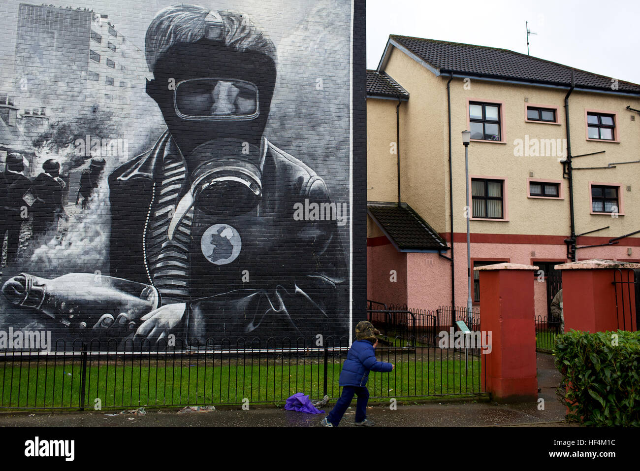 L'honneur des soldats de l'Ira visite - 06/01/2012 - Irlande du Nord / Ulster / Belfast - Dans la zone républicaine de Derry, certaines peintures murales se souvenir du Dimanche sanglant et la lutte pour les droits civils - Olivier Goujon / Le Pictorium Banque D'Images