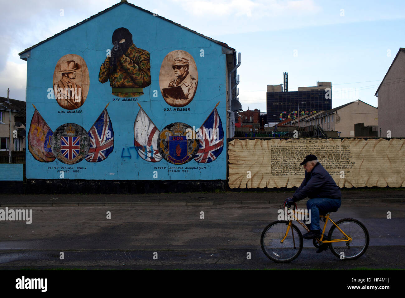 L'honneur des soldats de l'Ira visite - 07/01/2012 - Irlande du Nord / Ulster / Belfast - dans le domaine de l'unioniste, sud de Belfast les murales sont beaucoup plus violents et appelant à la guerre que dans la zone républicaine - Olivier Goujon / Le Pictorium Banque D'Images