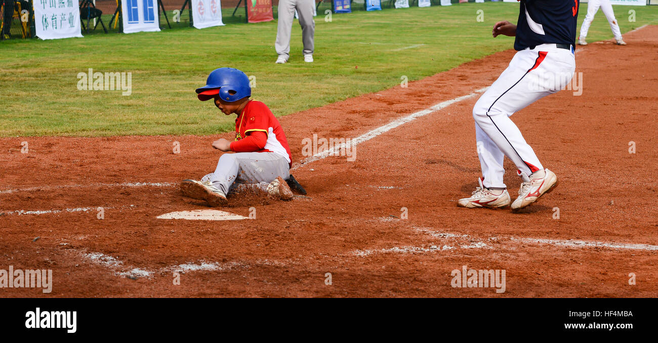 ZHONGSHAN, guangdong, Chine - Octobre 28:dvd fonctionnant à la base pour obtenir un point d'un match de baseball le 28 octobre 2016. Banque D'Images