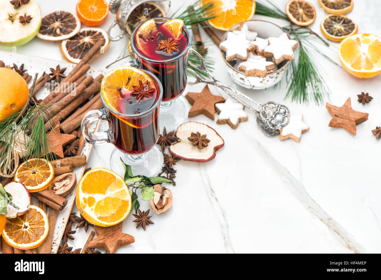 Vin chaud ingrédients sur fond lumineux. Hot Red punch aux fruits et d'épices. Noël Nourriture et boissons Banque D'Images