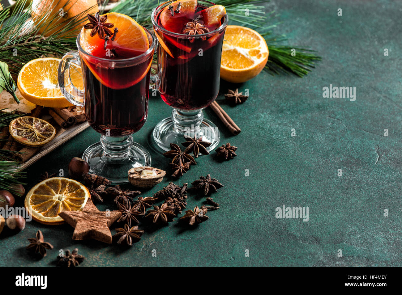 Vin chaud ingrédients sur fond sombre. Hot Red punch aux fruits et épices boisson Noël Banque D'Images