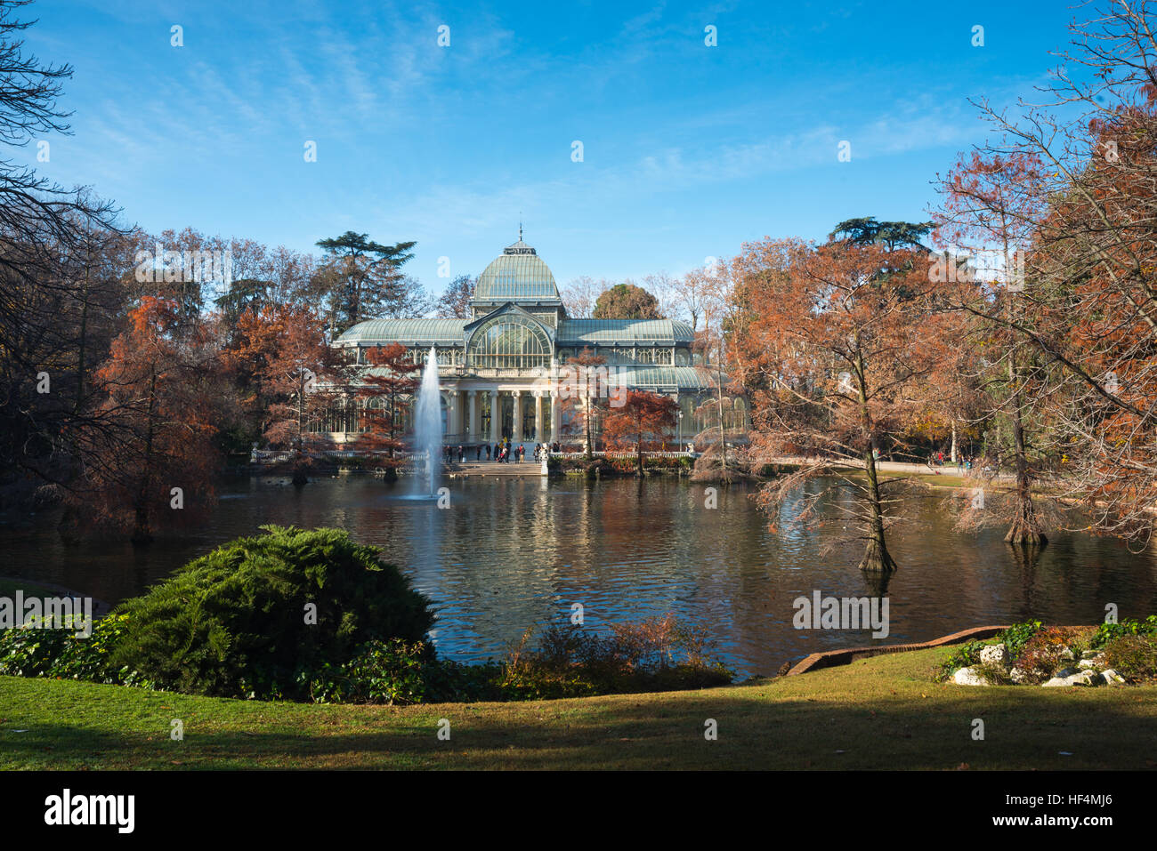 Paysage panoramique avec le palais de cristal du parc du Retiro, à Madrid, Espagne. Banque D'Images