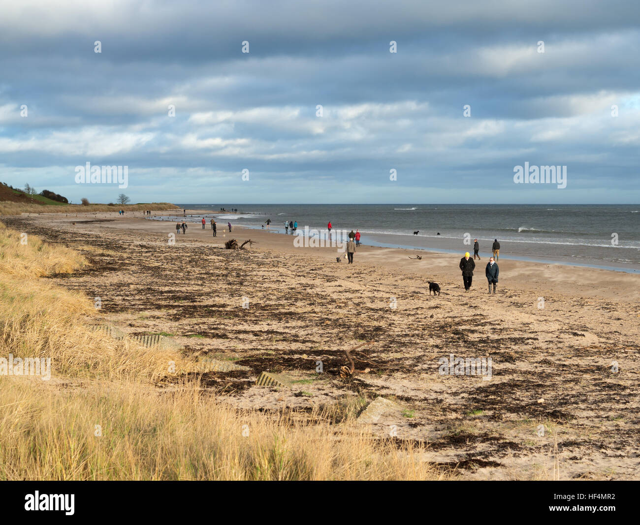 Les gens qui marchent le long de la plage de Blackpool, Lancashire le jour de Noël 2016, England, UK Banque D'Images