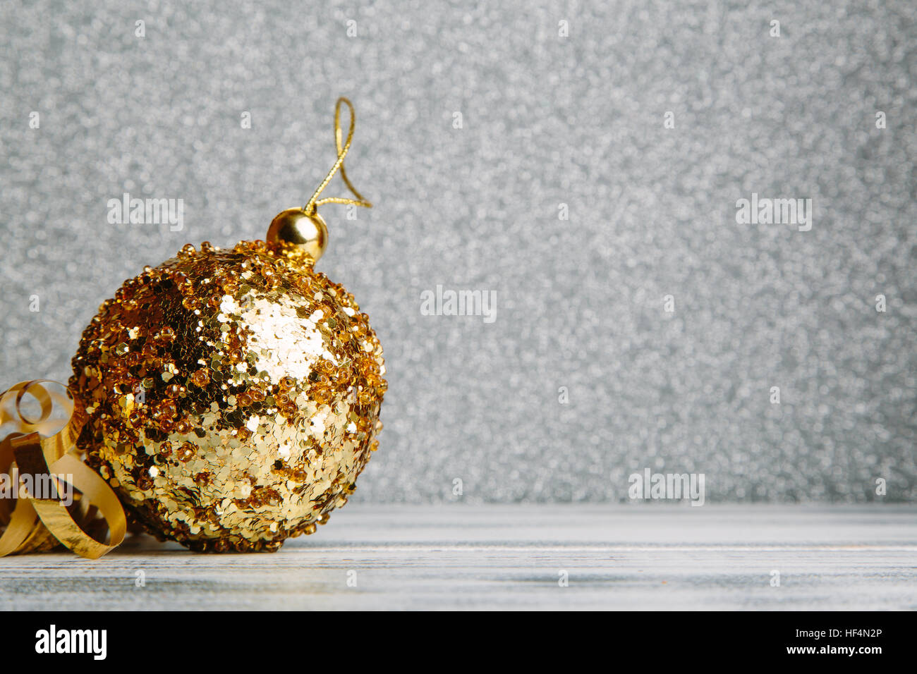 Ballon d'or de Noël avec gold ribbon Banque D'Images