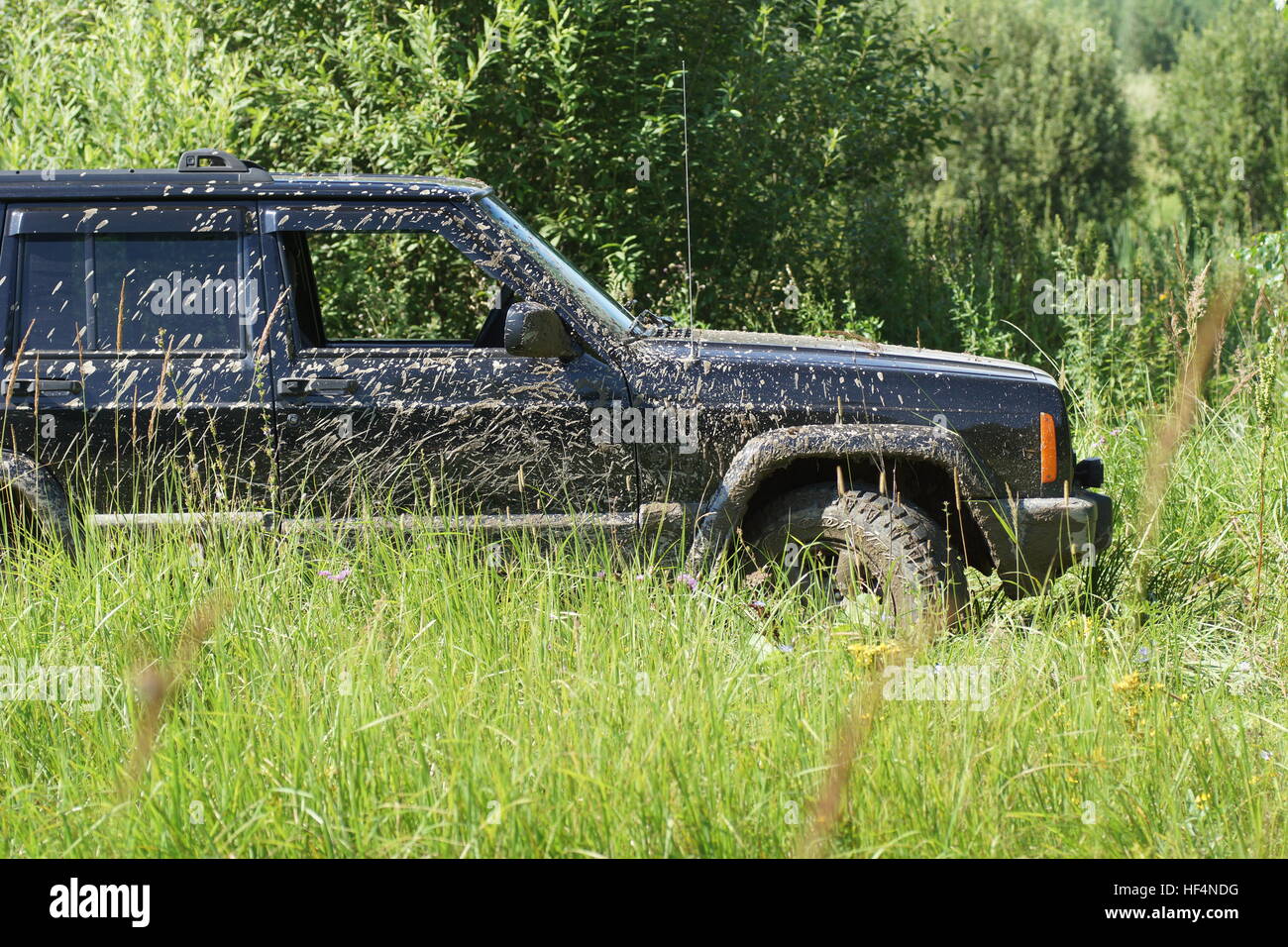 Voiture tout terrain sale. Un voyage dans la nature, de l'off-road. La Russie, la région de Riazan. Juillet 31, 2015 Banque D'Images