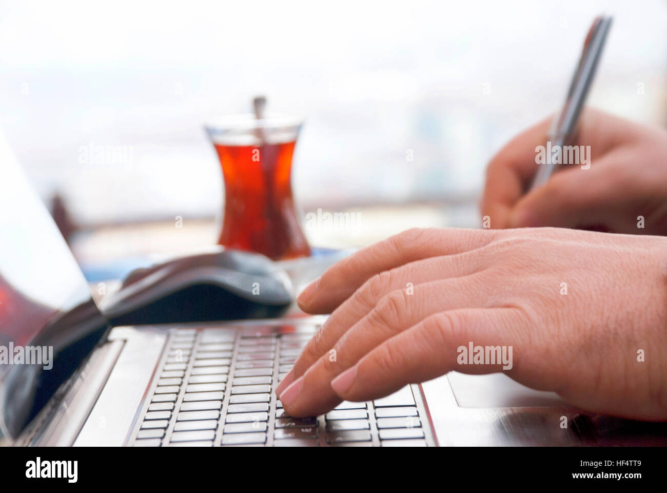 Businessman working with laptop computer Banque D'Images