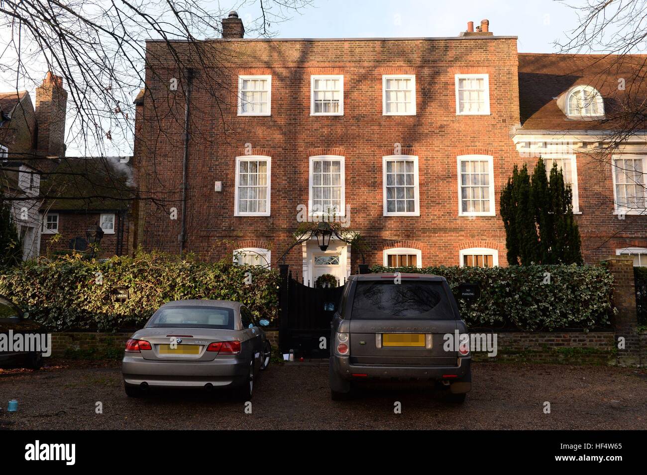 NUMBERPLATES PIXELISÉES PAR PA PHOTO 24 gauche des fleurs et des bougies à la mémoire de George Michael à l'extérieur de sa maison de Londres, comme la superstar pop est décédé à l'âge de 53 ans dans des zones suspectées d'insuffisance cardiaque. Banque D'Images