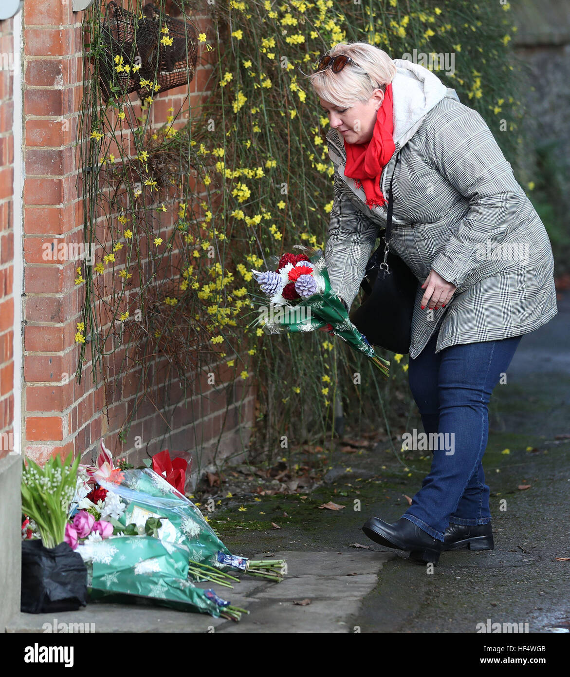 Une femme dépose des fleurs à l'extérieur de la maison de George Michael Goring dans l'Oxfordshire comme la superstar pop est décédé à l'âge de 53 ans dans des zones suspectées d'insuffisance cardiaque. Banque D'Images