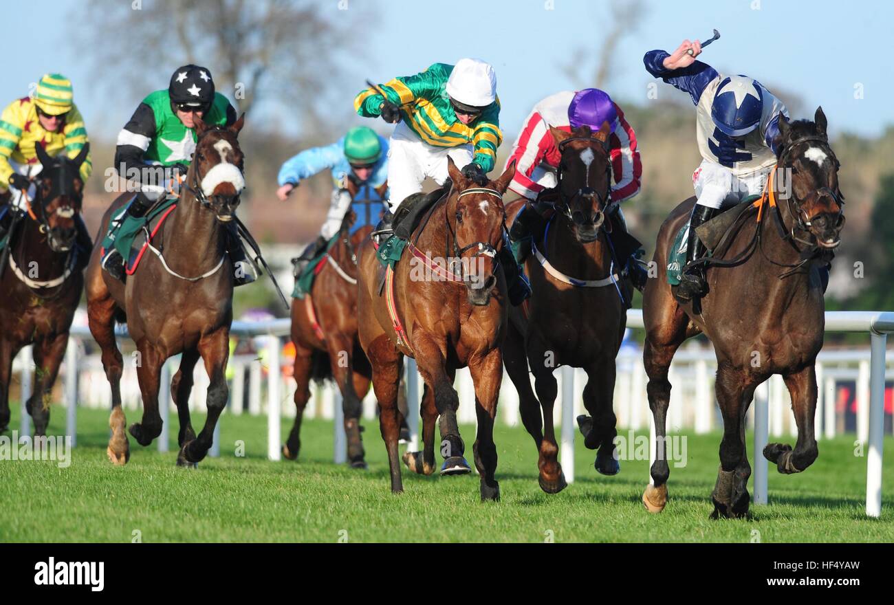 Concordin et jockey Mark Walsh (centre) par la suite gagner la capitale Cardinal Handicap Hurdle durant le premier jour de la fête de Noël à l'hippodrome de Leopardstown. Banque D'Images