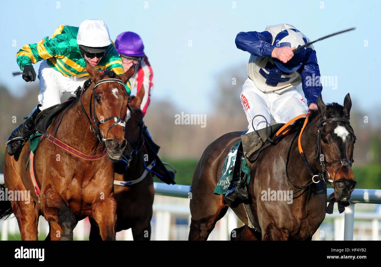 Concordin et jockey Mark Walsh (à gauche) par la suite gagner la capitale Cardinal Handicap Hurdle durant le premier jour de la fête de Noël à l'hippodrome de Leopardstown. Banque D'Images