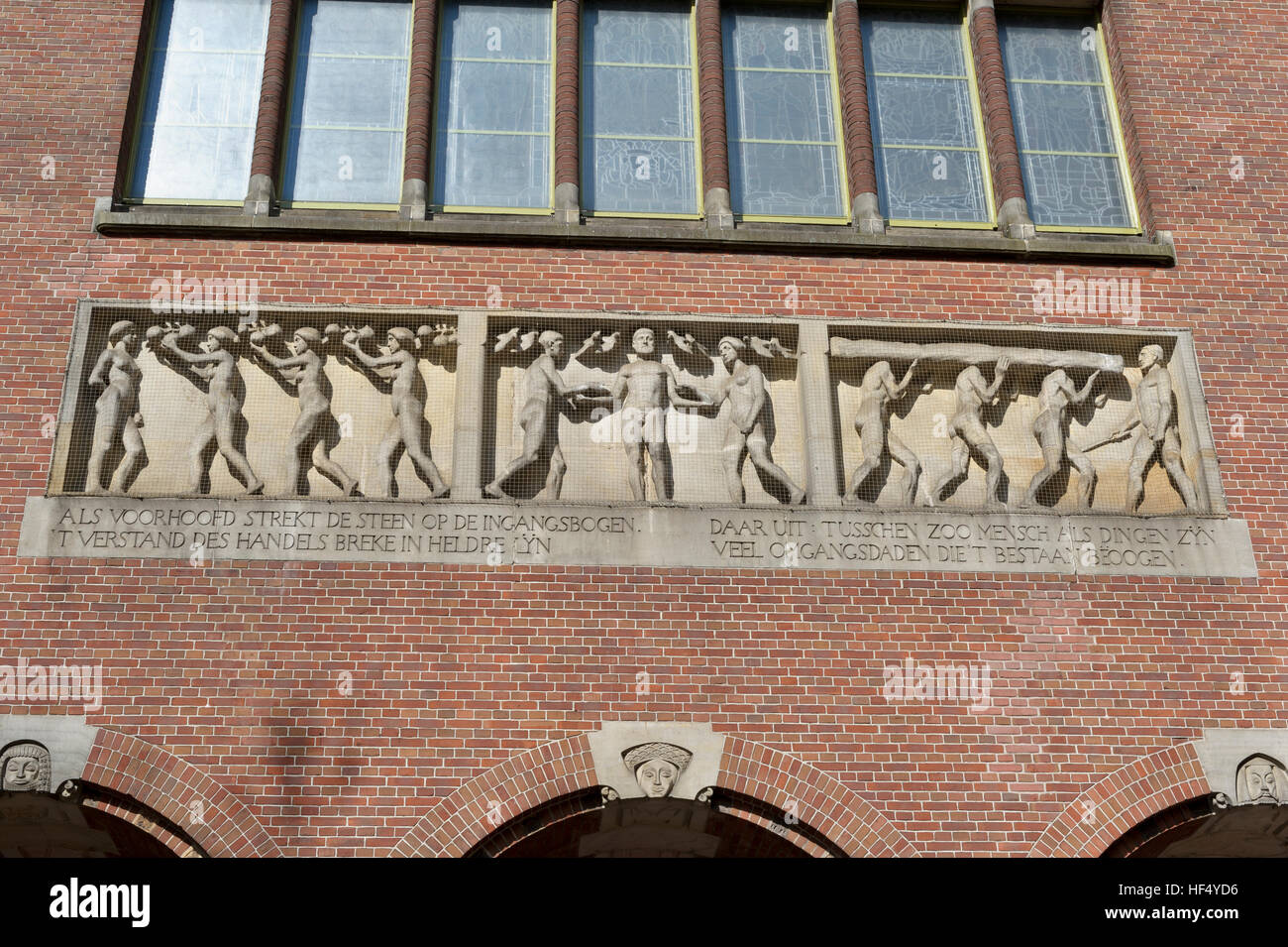 Un groupe sculptural sur le dessus de l'entrée du bâtiment de Beurs van Berlage à Amsterdam, Hollande, Pays-Bas. Banque D'Images